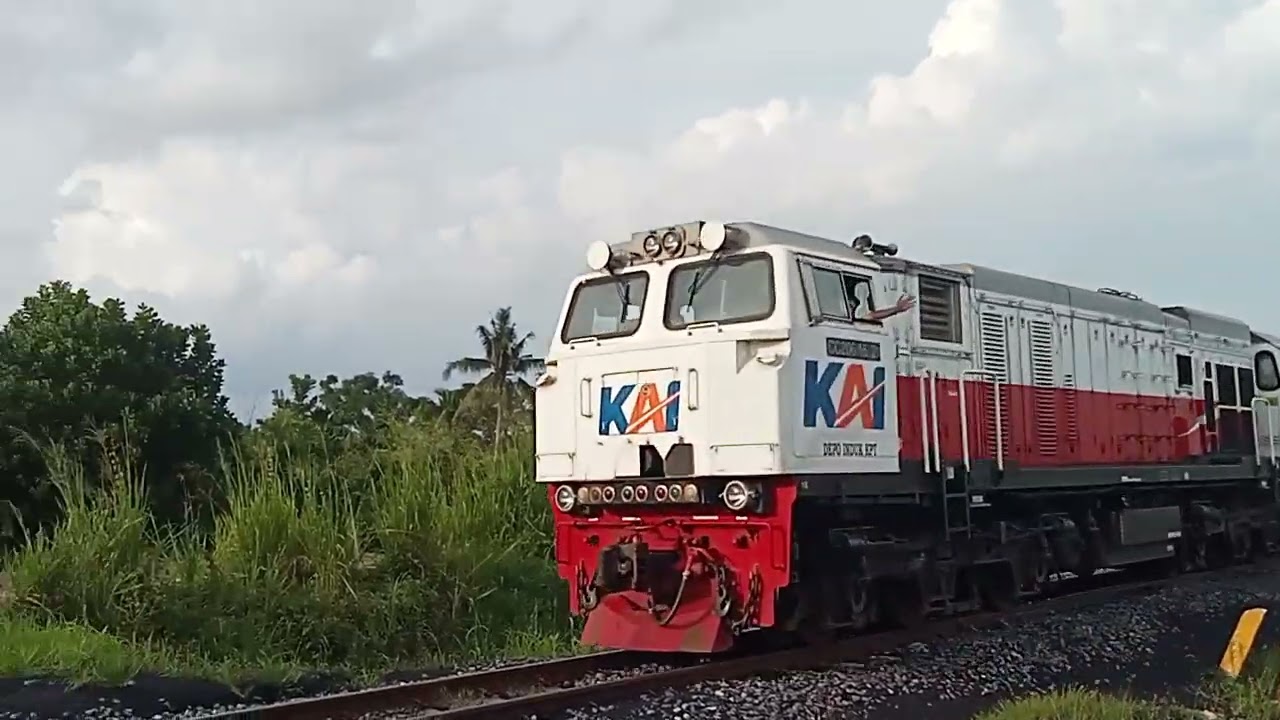 KA barapati kalog kosong feat CC 206 15 21 melintas langsung di stasiun kramasan 