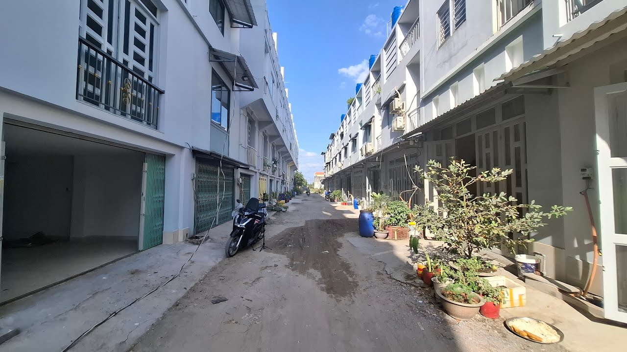 kề bên Cầu Lớn Hóc Môn. 4,5x12 đường 7m. 1 lầu 900, 2 lầu 1ty, 3 lầu 1ty250. 9x12 nhà đôi 1ty650