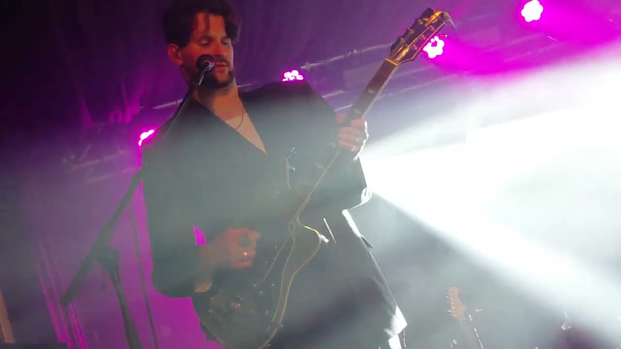 Black Honey - slow dance live in Birmingham