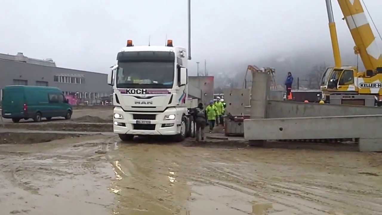 Frau, Lkw und &uuml;berlange Betonst&uuml;tzen