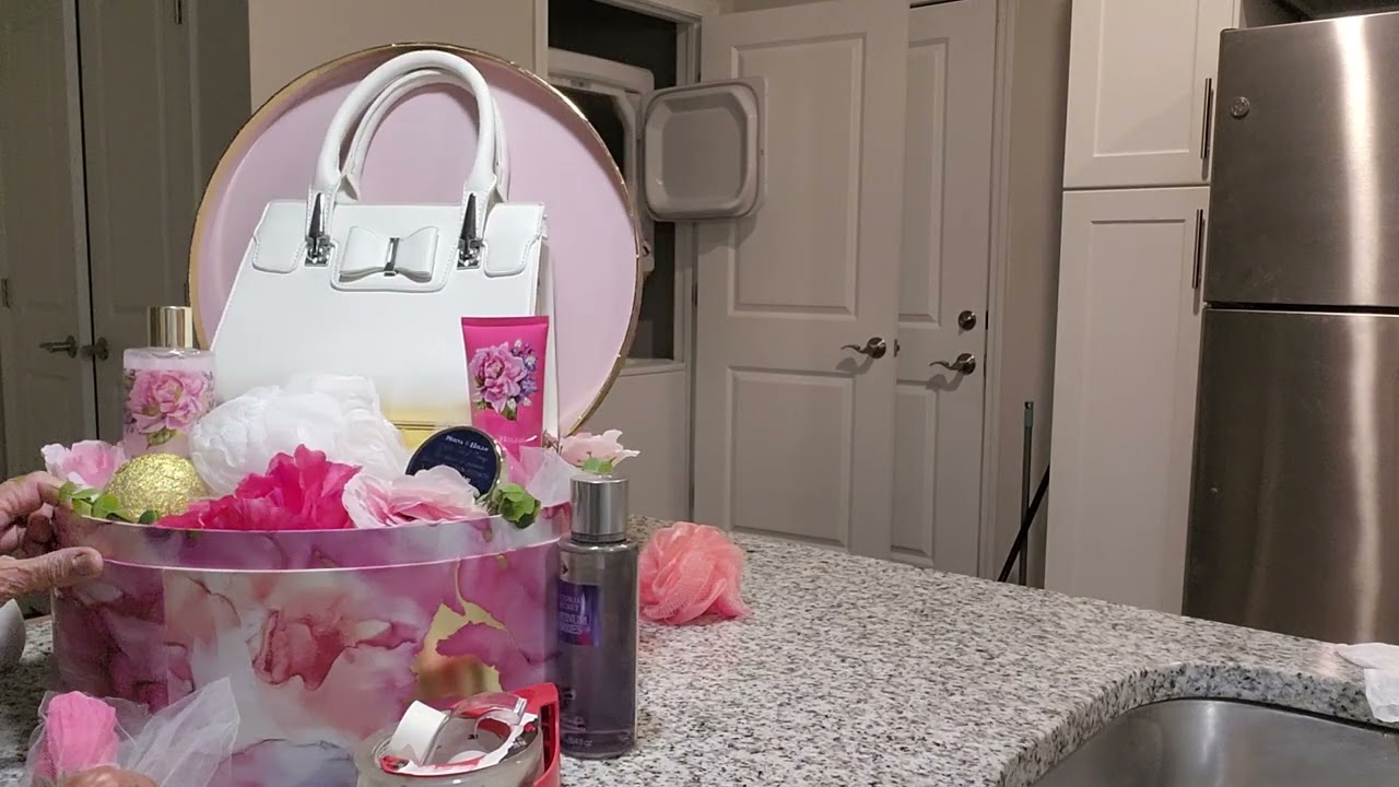 Gift Basket with a purse for woman ⚘️⚘️⚘️❤️❤️🎁