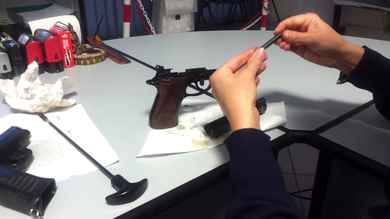 Montaggio semi-serio di pistola Beretta 81