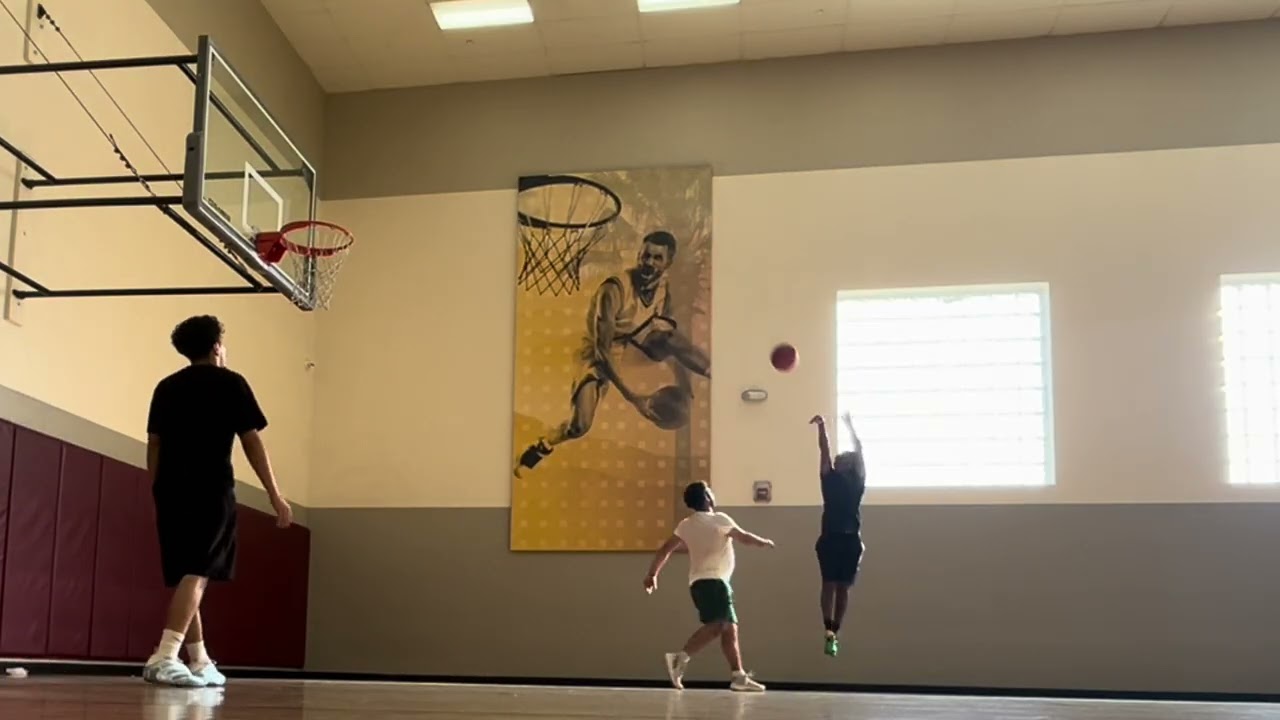 1v1 king of the court 3 dribbles vs Issac and SCLU’s Eman