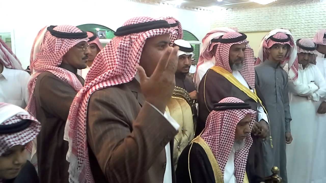 الشاعر عطاالله عيد يلقي قصيدة امام شيخ شمل قبيلة الشرارات