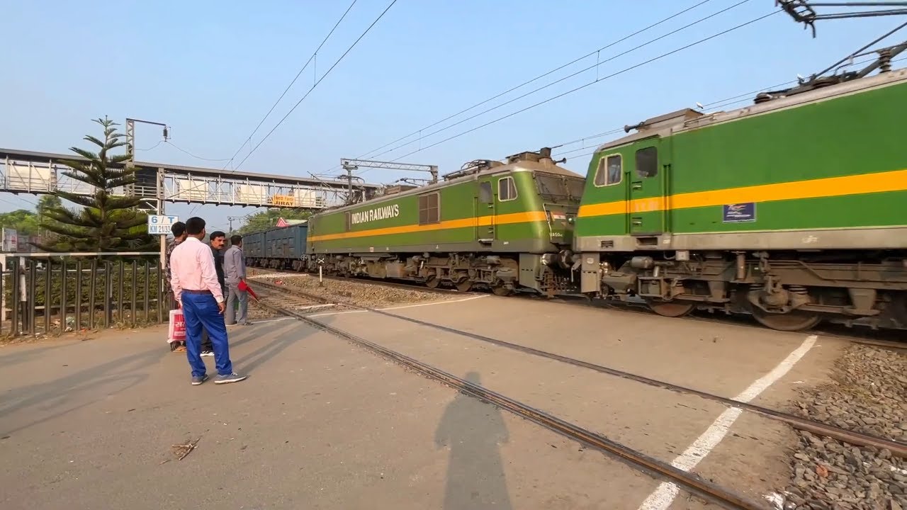 The rarest Twin WAG9 hauling long freight between a busy Railgate very dangerously what a scene😯