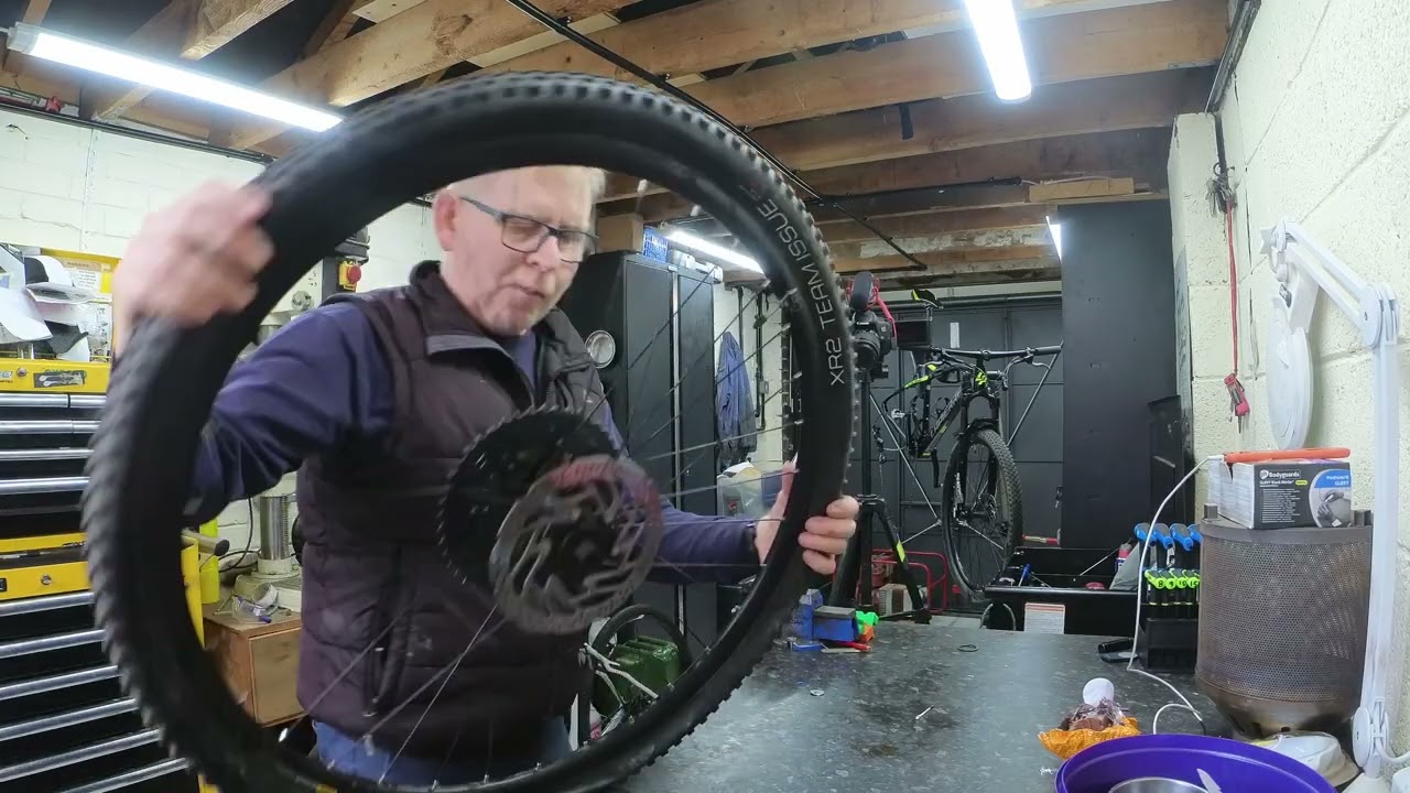 LAPIERRE MTB: Let&rsquo;s fix the Rockshox Recon lockout, derailleur hanger,Tubeless tyre and gears Part 2