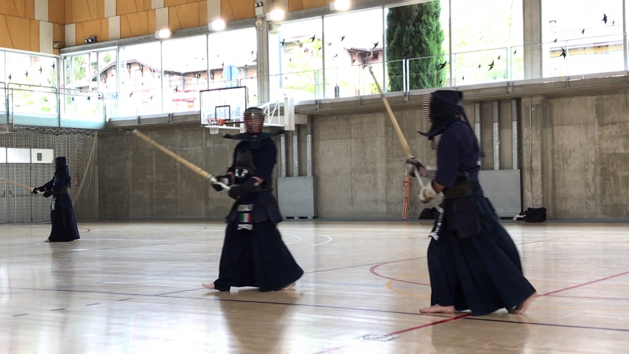 Keiko entre Senseis: Jesús González (6 Dan Kendo) - Lorenzo Zago (7 Dan Kendo)