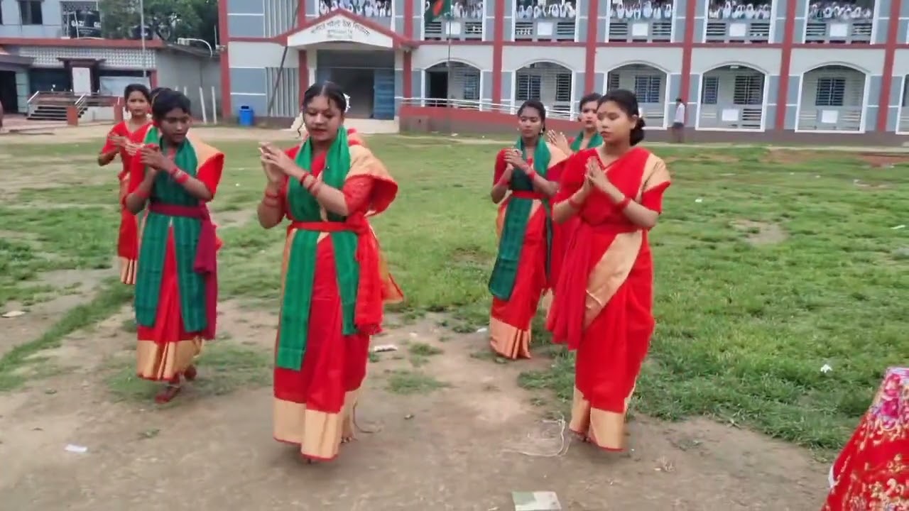 ঐতিহ্যবাহী সাপাহার পাইলট উচ্চ বিদ্যালয়ের শিক্ষার্থীদের অভিনীত জারি গান।