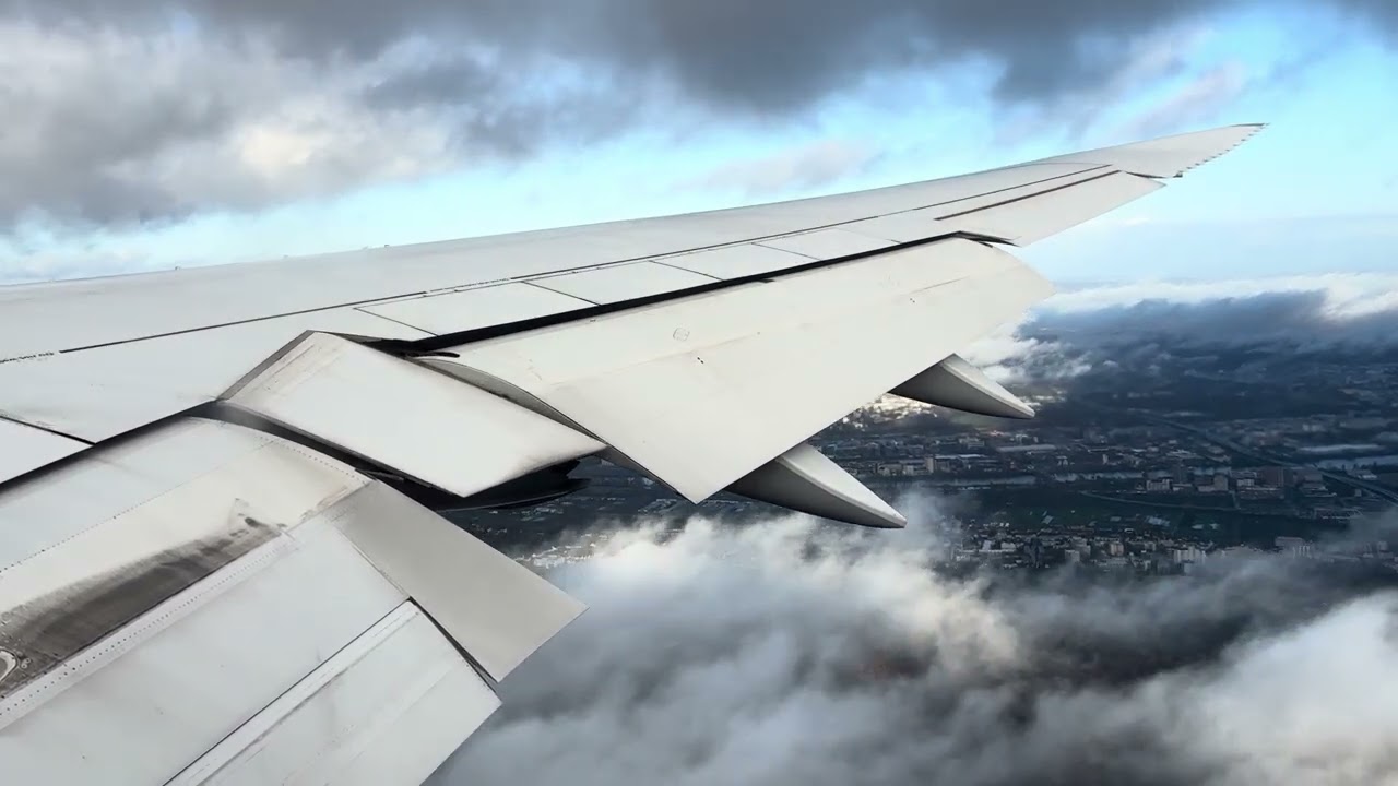 Wing Condensation! Lufthansa 747-8 Landing in Frankfurt | D-ABYK