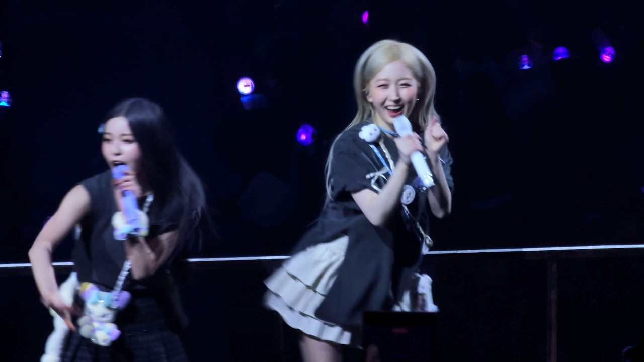 Funky Glitter Christmas!!! 🎄 🥳 251129 NMIXX 1ST WORLD TOUR EPISODE 1: ZERO FRONTIER IN INCHEON