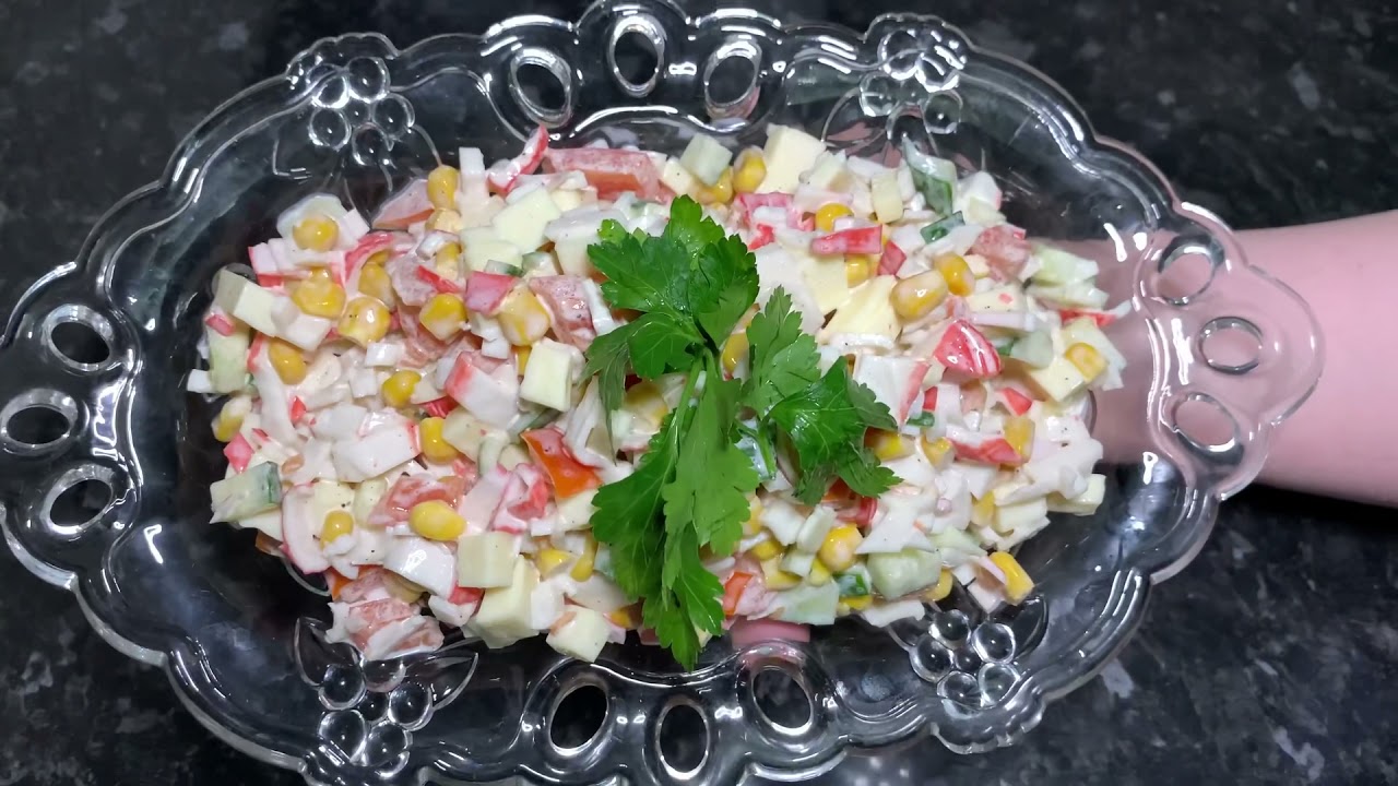Salată gătită rapid și gustos din cașcaval și crabi
