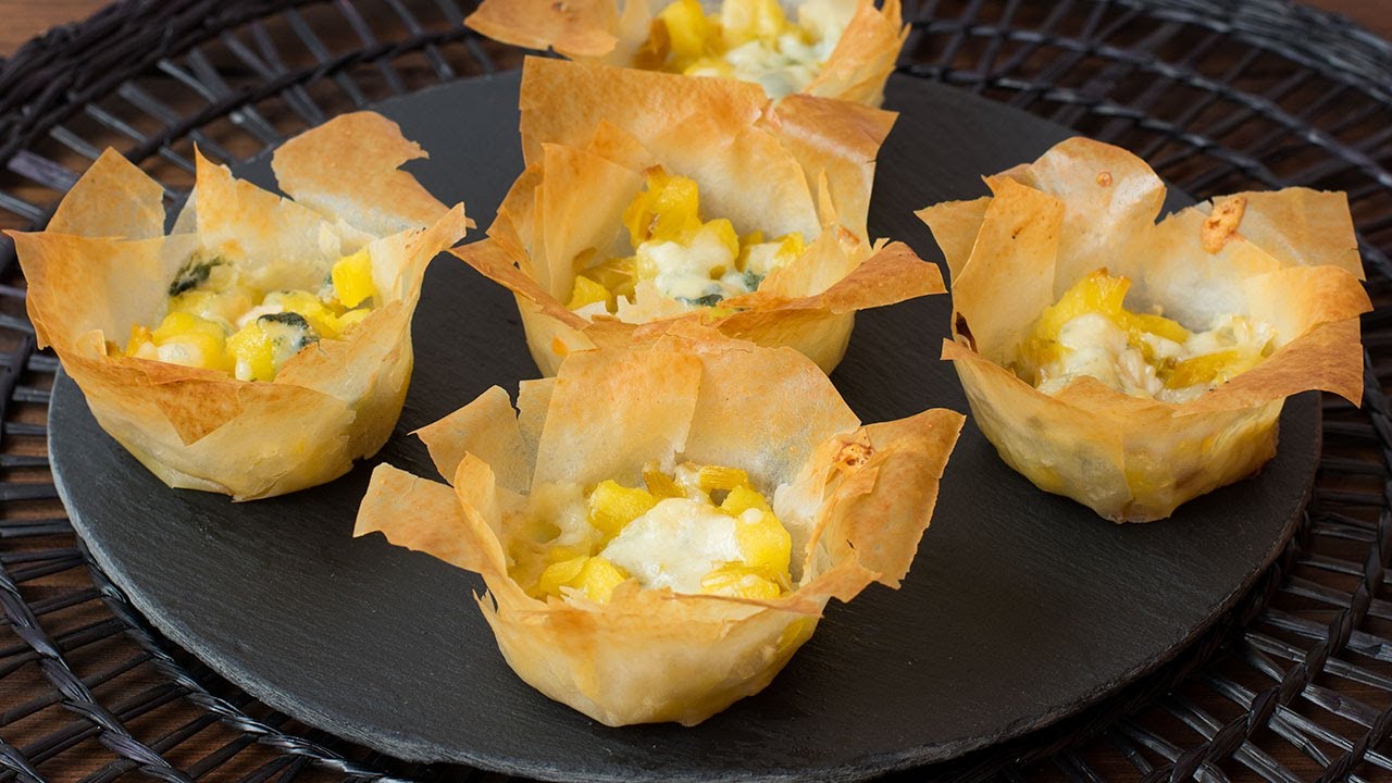 Tartaletas de masa filo con manzana, puerro y roquefort