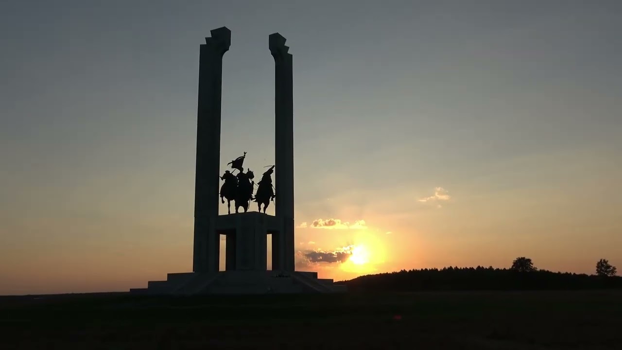 105. Rocznica Bitwy pod Komarowem  - pole bitwy i pomnik z lotu ptaka