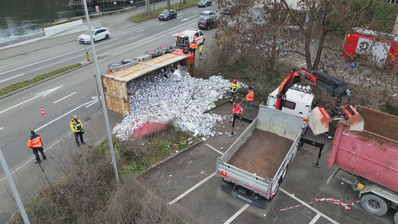 Schaffhausen SH: Lastwagen kippt auf Seite