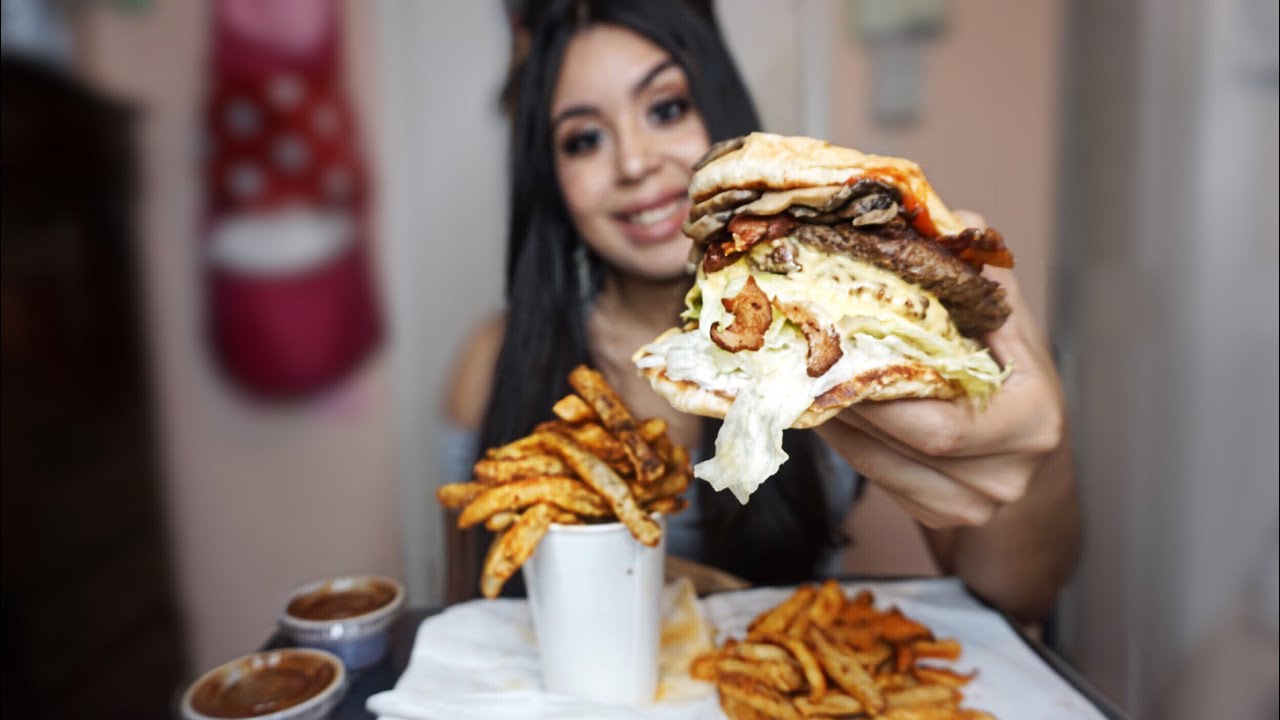 Чизбургер FIVE GUYS с беконом и картофелем фри по-каджунски. Шоу с едой Mukbang! / Смотрите, как ...