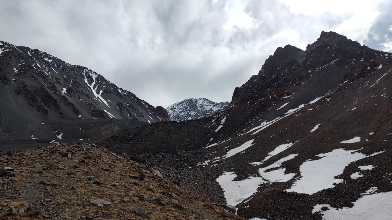 Cerro Adolfo Calle , vallecitos Mendoza, más invernal que primaveral , se complicó x el clima.
