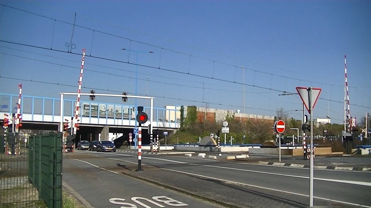 Spoorwegovergang Zoetermeer Oost // Dutch railroad crossing