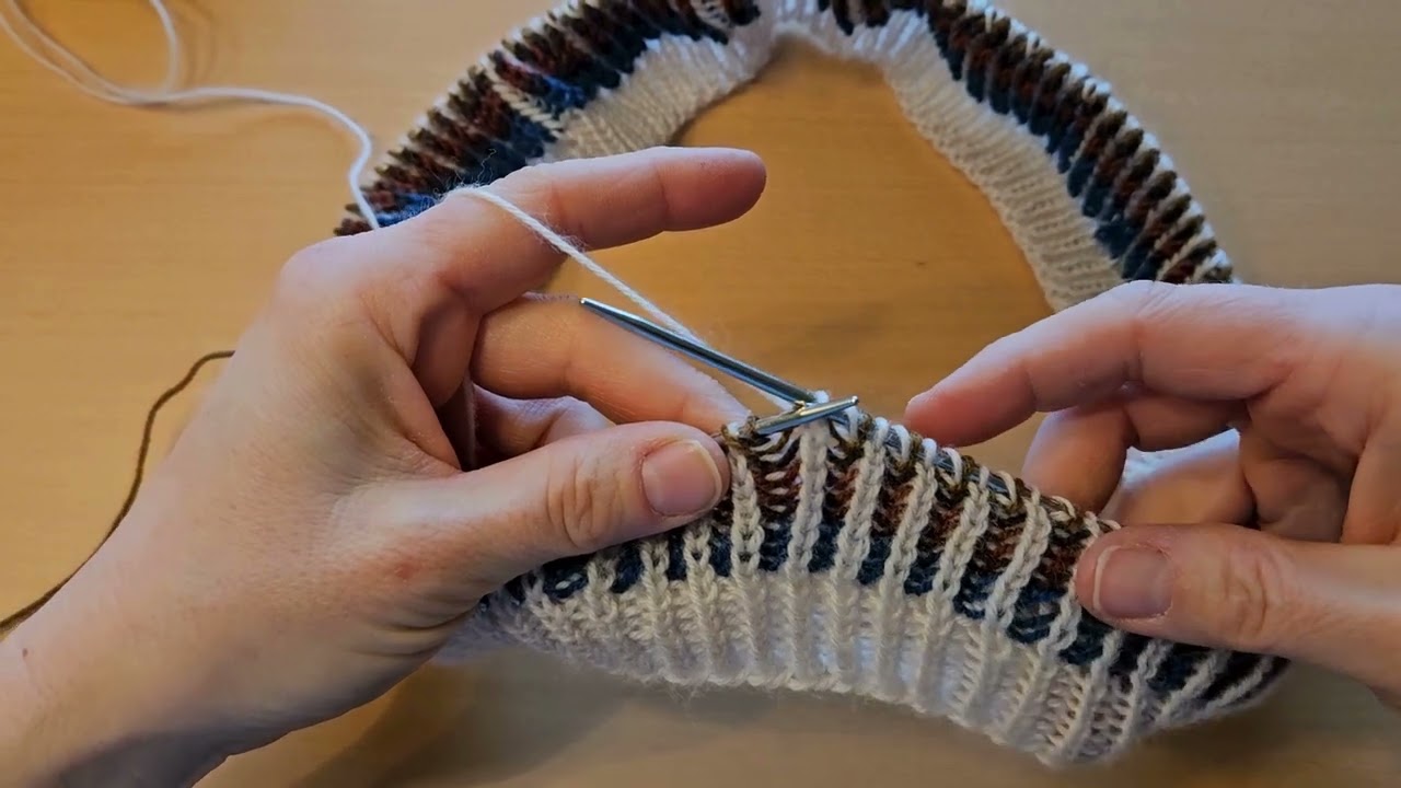 Strick-Tutorial: zweifarbigen Loop im Patentmuster stricken