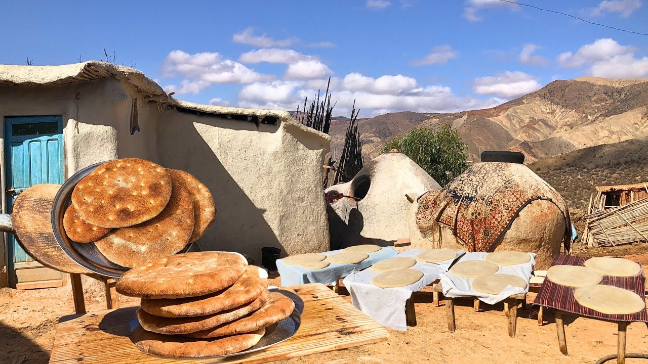 الحياة القرية الريفية هكذا يخبزون في الفرن الحطب التقليدي وسط الحونات وتربية دجاج... #الحسيمة_المغرب