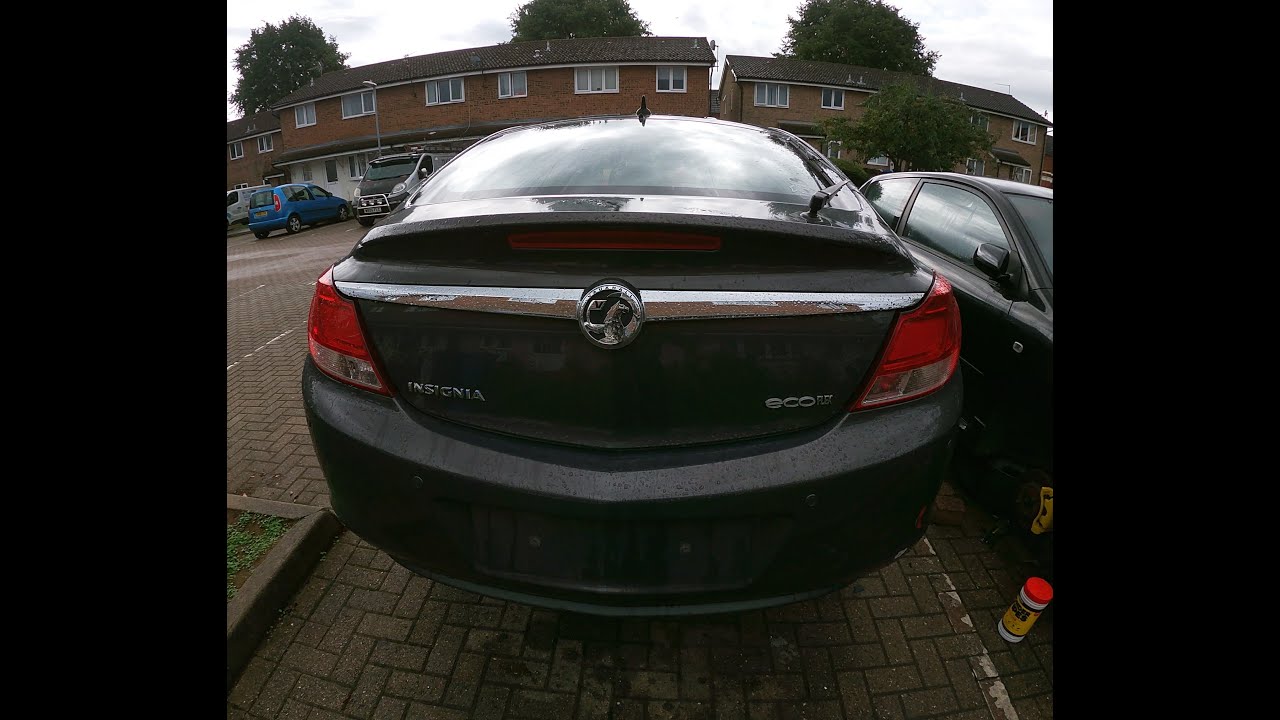 Opel Insignia demontaż tylnego zderzaka,świateł,czujników parkowania,oświetlenia tablicy rejestracji