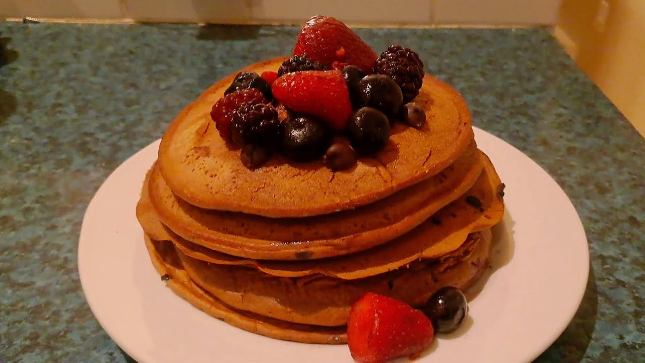 Deliciosos hot cakes de chocolate con chispas.