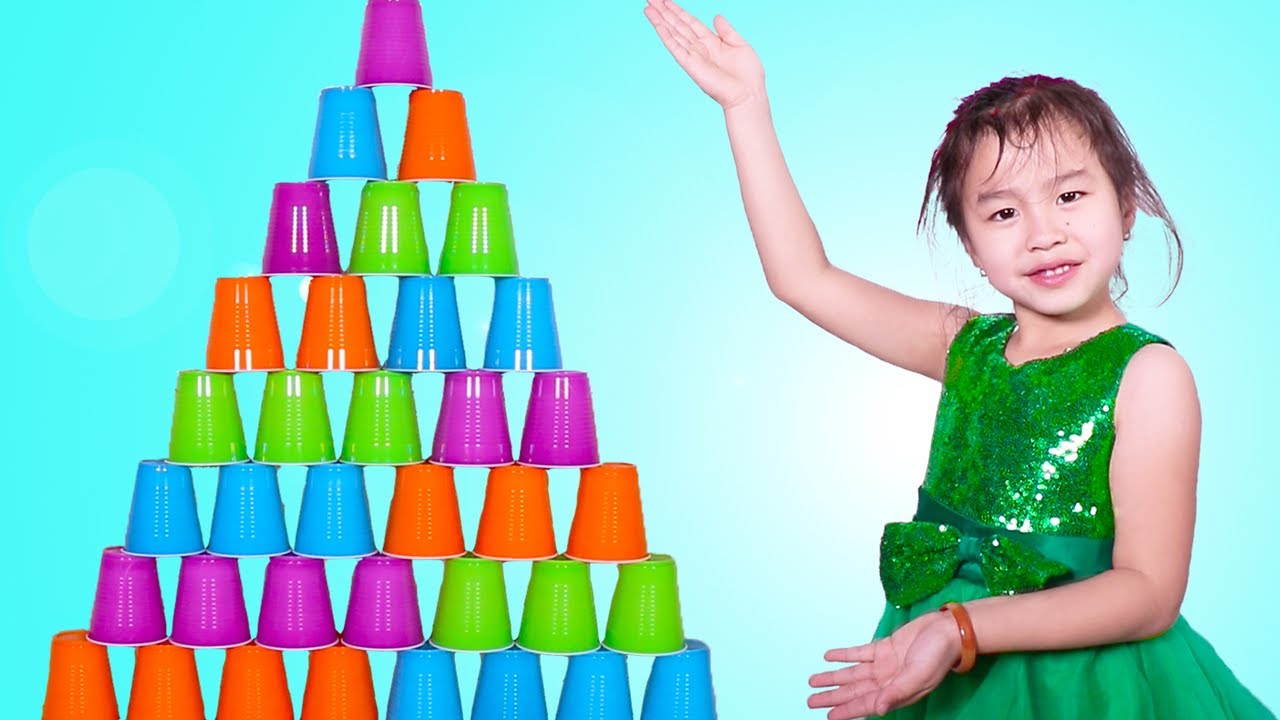Jannie hace una pirámide gigante de vasos | Giant Stacking Cup Wall