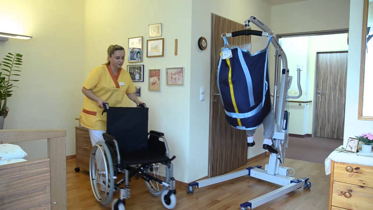 Prolift A222- Einsatz im Alltag- Hebesituation aus dem Rollstuhl in mit dem High Support Sling