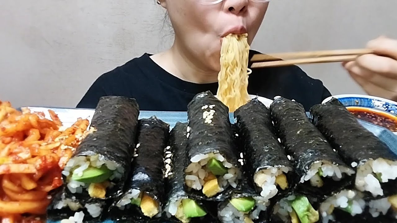 [mukbang]늦은저녁~꼬마김밥~사발면~무생채 먹방