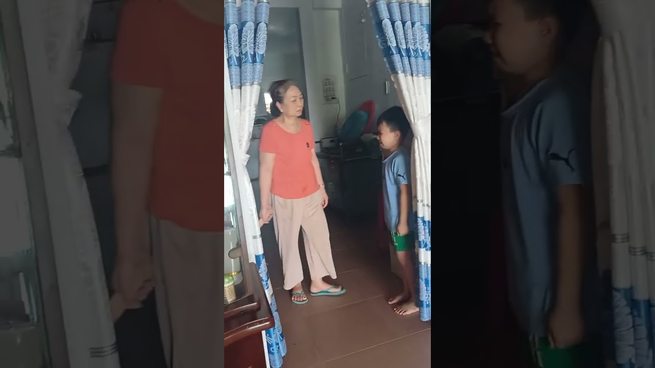 Anh 2 bị bà nội phạt