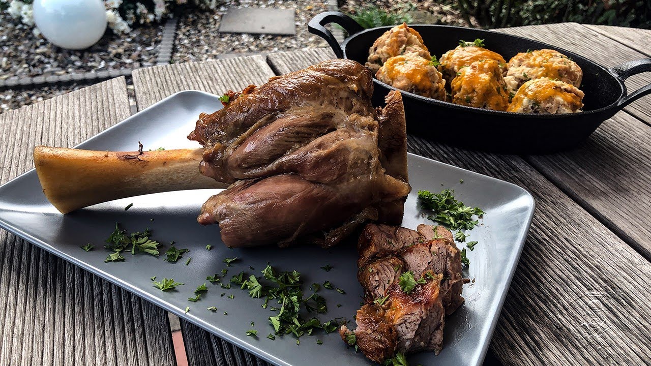 Dutch Oven Kalbshaxe mit Semmelknödel - GG-Grillen
