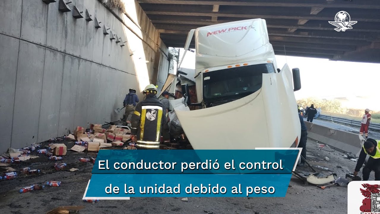 Vuelca tráiler que transportaba “sueros” en la carretera Lechería-Texcoco