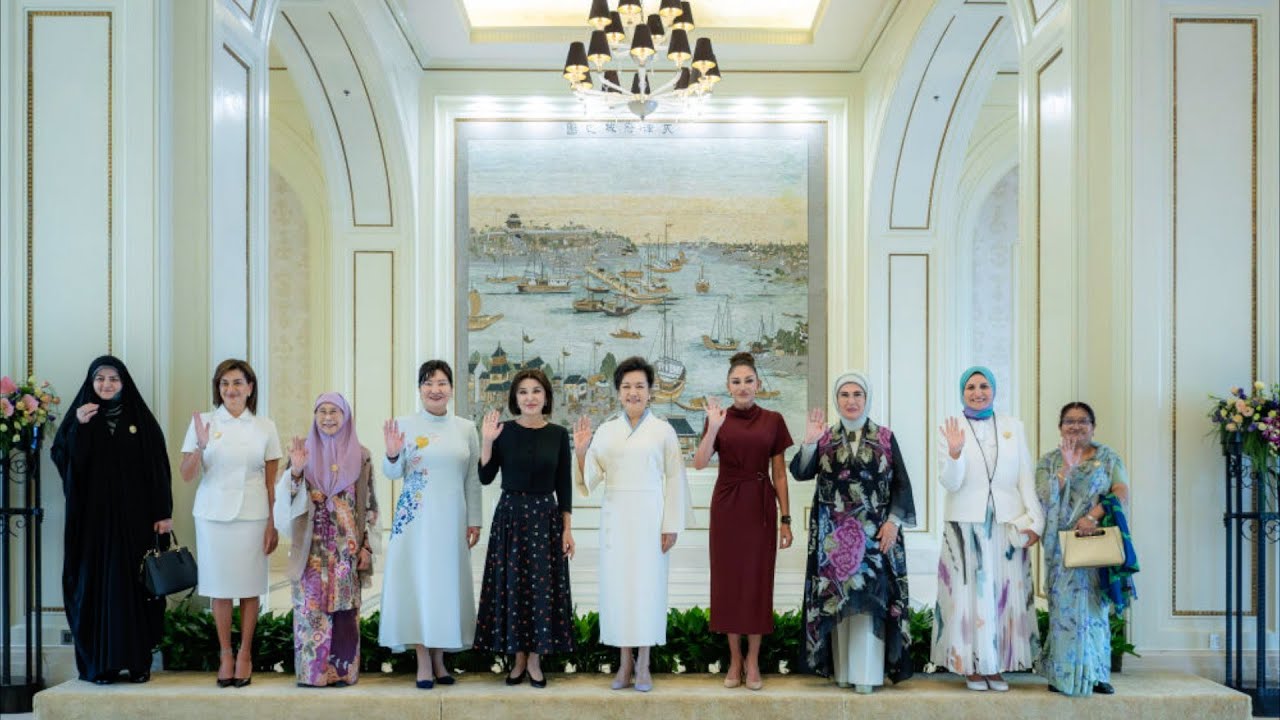 Peng Liyuan accompanies spouses of foreign leaders attending the SCO Summit 2025 on Tianjin tour