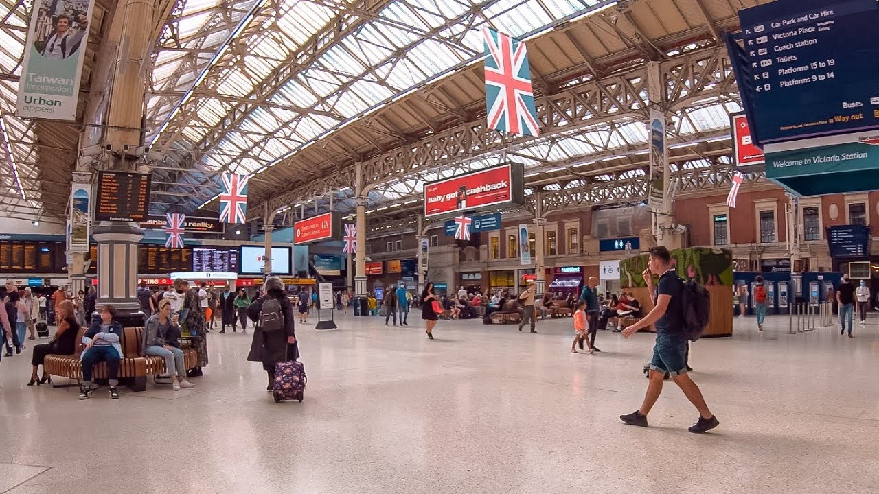London Victoria Station Walk | Inside London's busy Victoria Station with Shopping and Dining