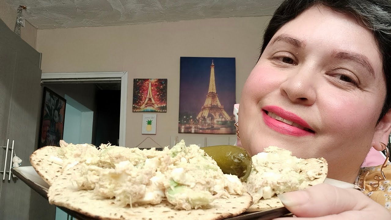 ASMR Comiendo tostadas de atún 😋 