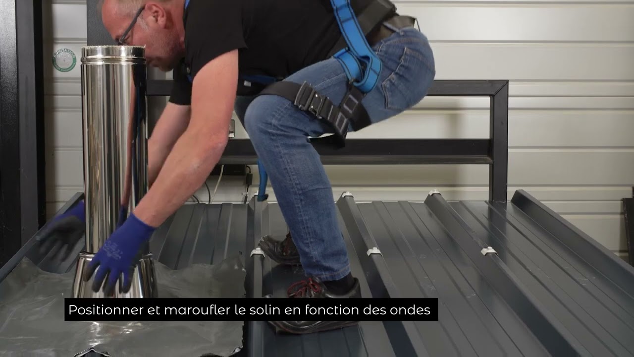 Traiter l'étanchéité d'une sortie de toit ronde avec un solin universel multi usage sur bac acier