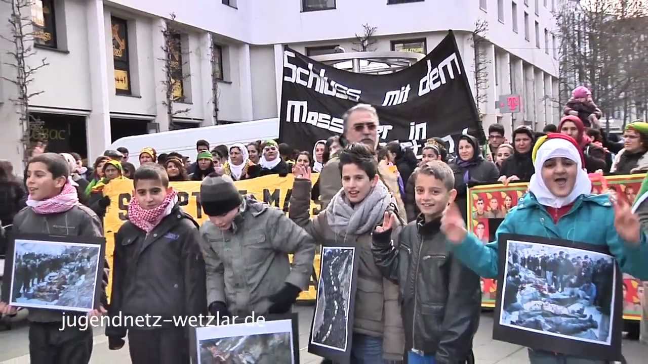 Friedliche Demonstration gegen den Angriff der türkischen Armee