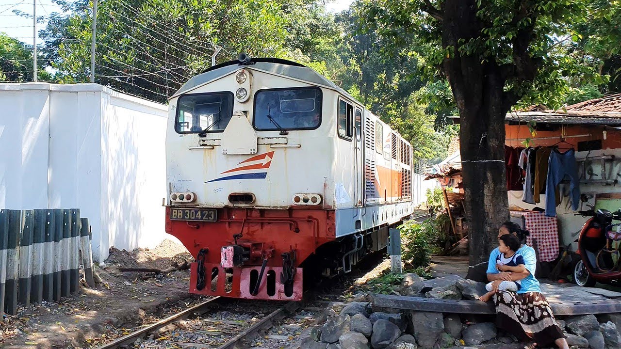 SI MBAH BLUSUKAN TENGAH KAMPUNG ! Lokomotif Legendaris BB 304 Ngebut Parah di Bengkel Kereta Api !