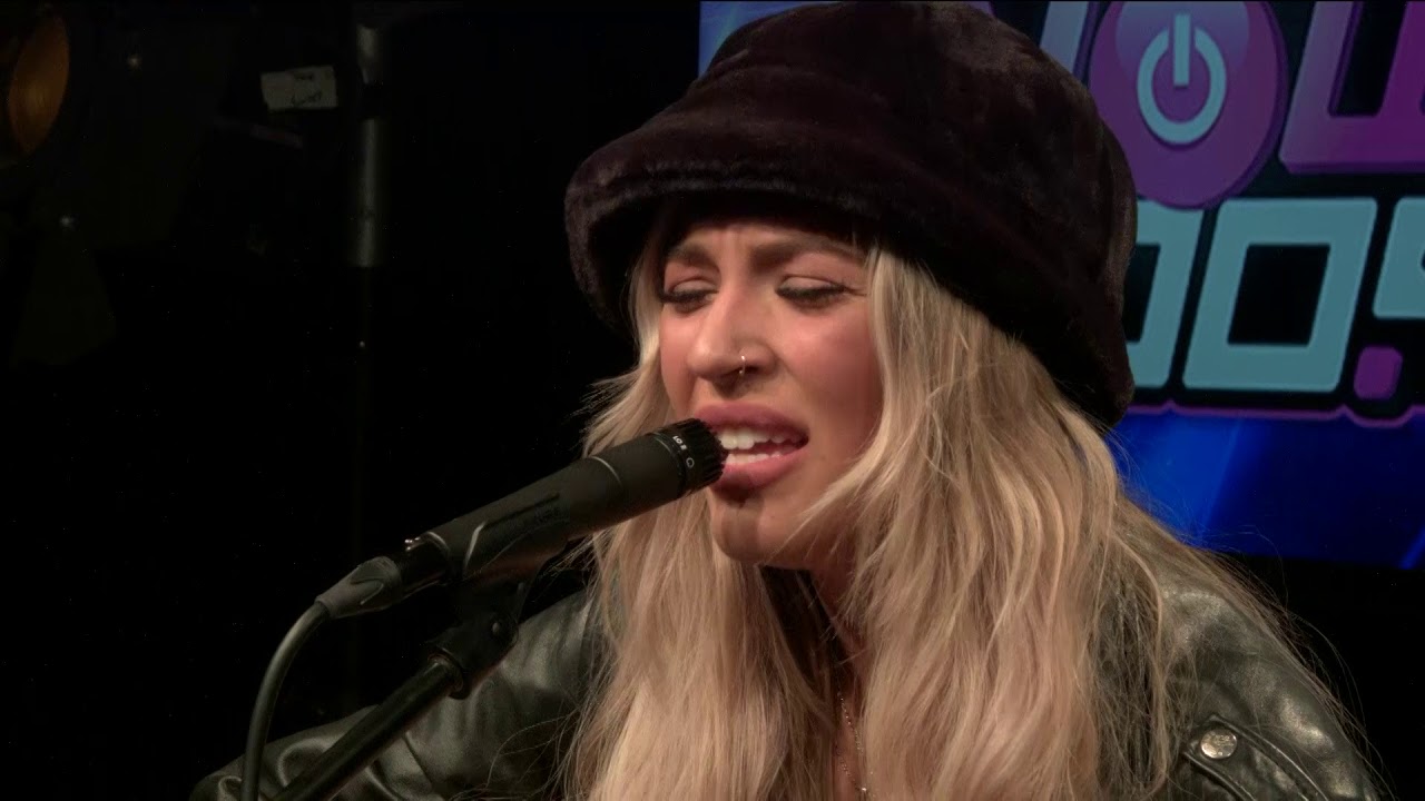 Lennon Stella Performs 