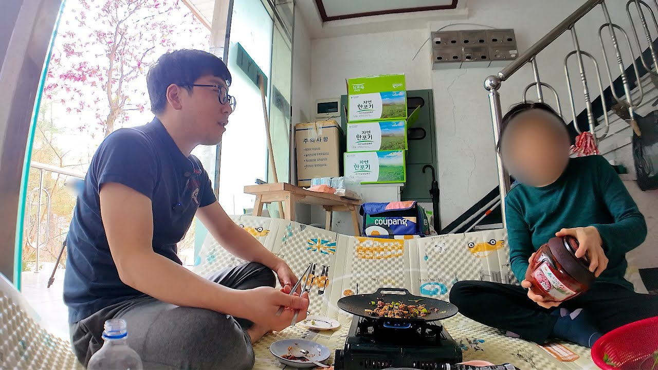어머니와 현관에서 마지막으로 삼겹살 먹었습니다
