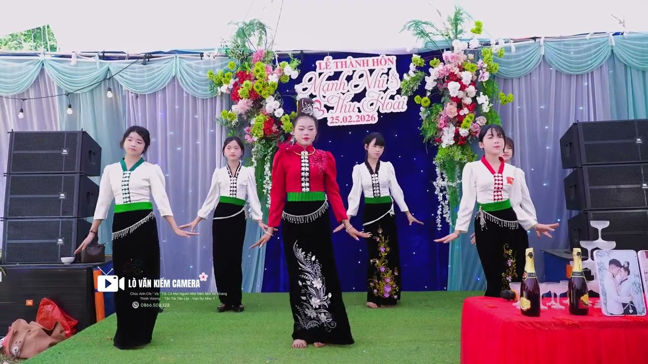 CÔ DÂU XINH ĐẸP THU HOÀI NHẢY MỪNG HẠNH PHÚC CẢ KHÁN PHÒNG MÊ MẨN 
