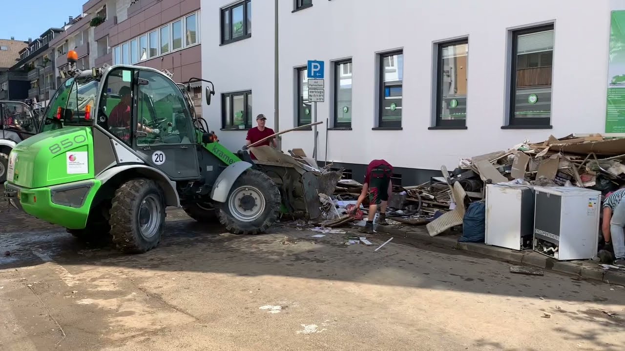 Aufräumarbeiten nach dem Hochwasser in Leichlingen