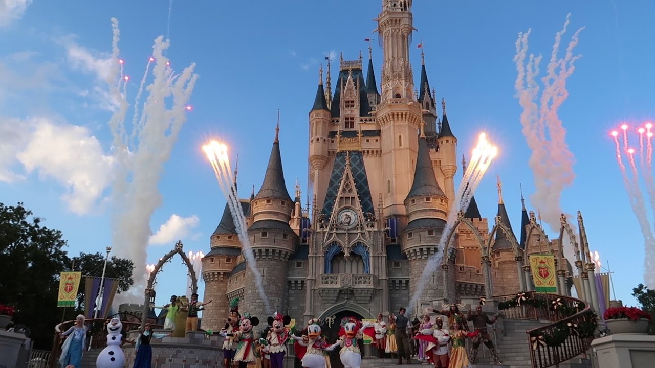 Christmas Is Starting Now At Walt Disney World | New Merch, Stage Show & Muppets!!