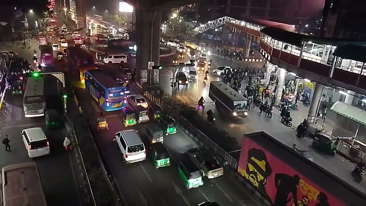 যেভাবে মূহুর্তে পাল্টে যায় কারওয়ান বাজারের সার্ক ফোয়ারার আশপাশের চিত্র। ( Happy New Year 2026)