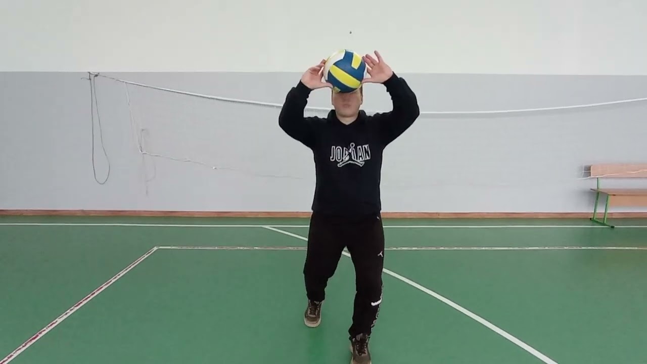 Стійка та переміщення гравця до м'яча для верхньої передачі.Волейбол. #дистанційненавчання #волейбол