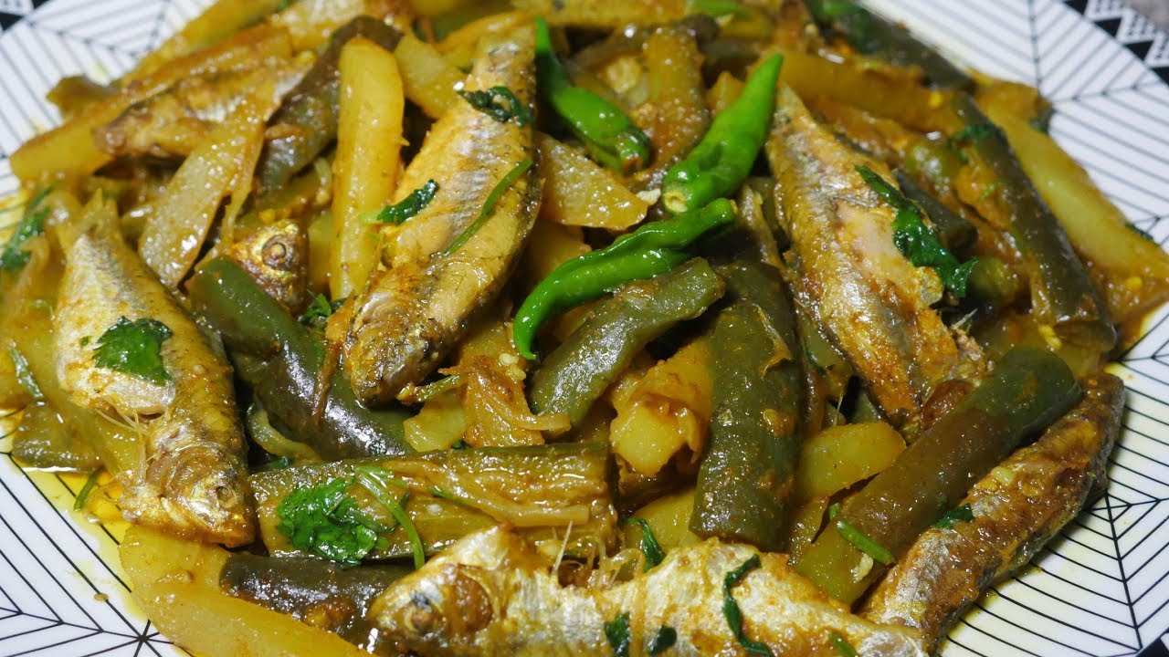 বেগু্‌ন, আলু, পুঁটি মাছের চড়চড়ি। Begun Alu Puti Mach recipe। Potato, Eggplant and Puti mach