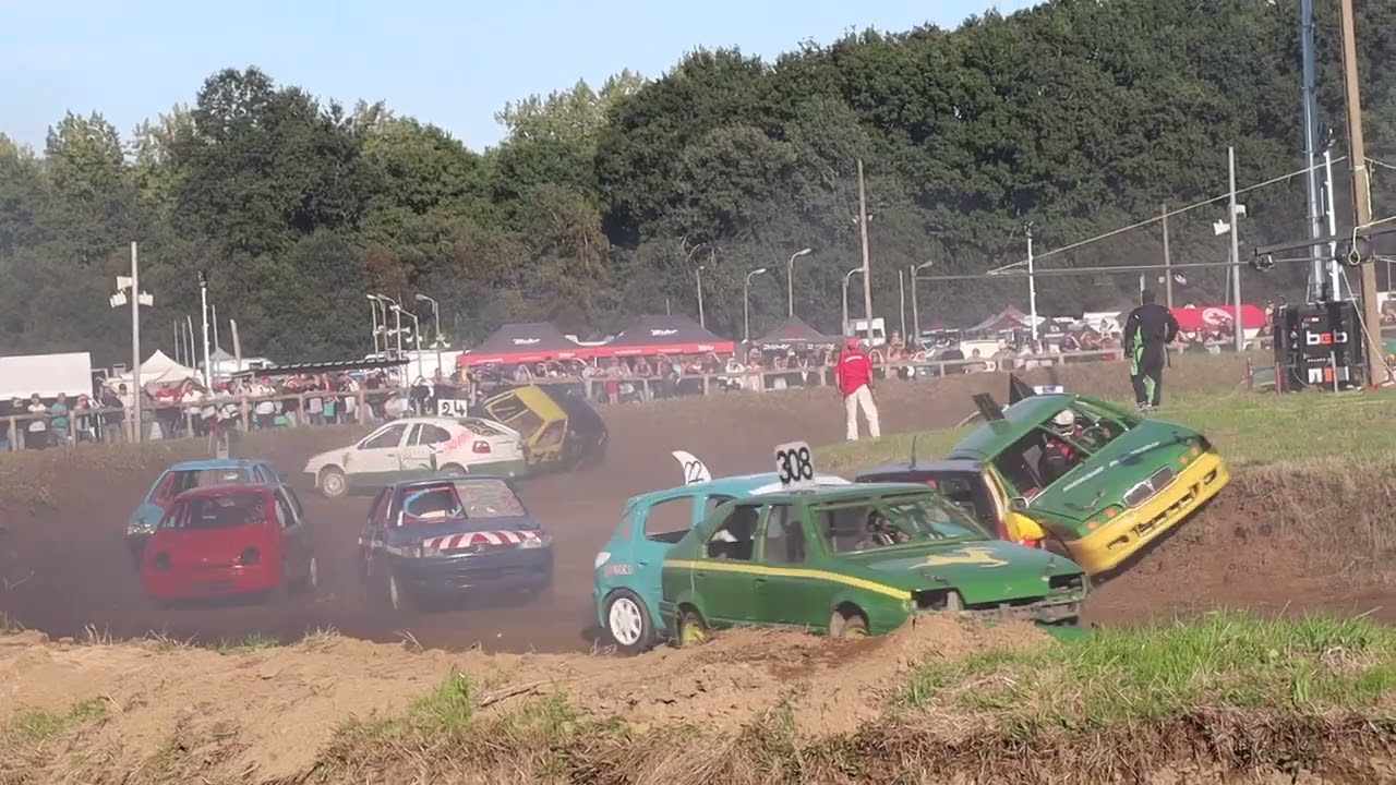 BONNEMAIN ; DES VOITURES EN PISTE