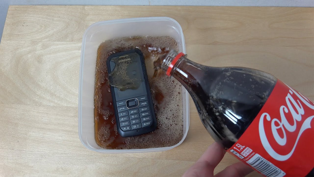 Samsung Xcover 550 - Coca-Cola Test (4K)