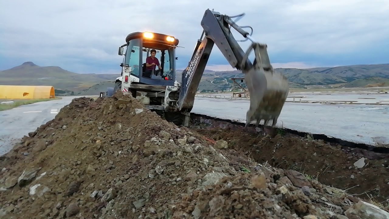 Hidromek 102B backhoe loader - Kepçe ile kanal kazma çalışması...