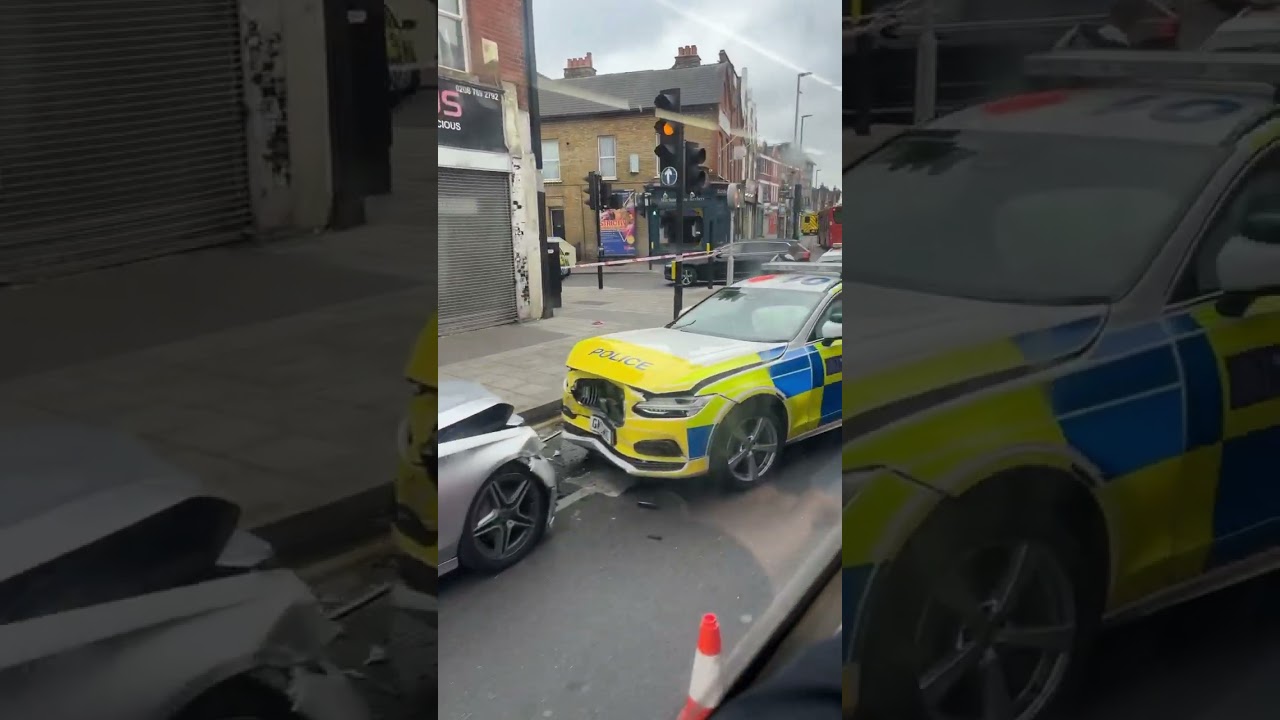 Car crash in Streatham hill near the St Leonard church 🏴󠁧󠁢󠁥󠁮󠁧󠁿 🇬🇧