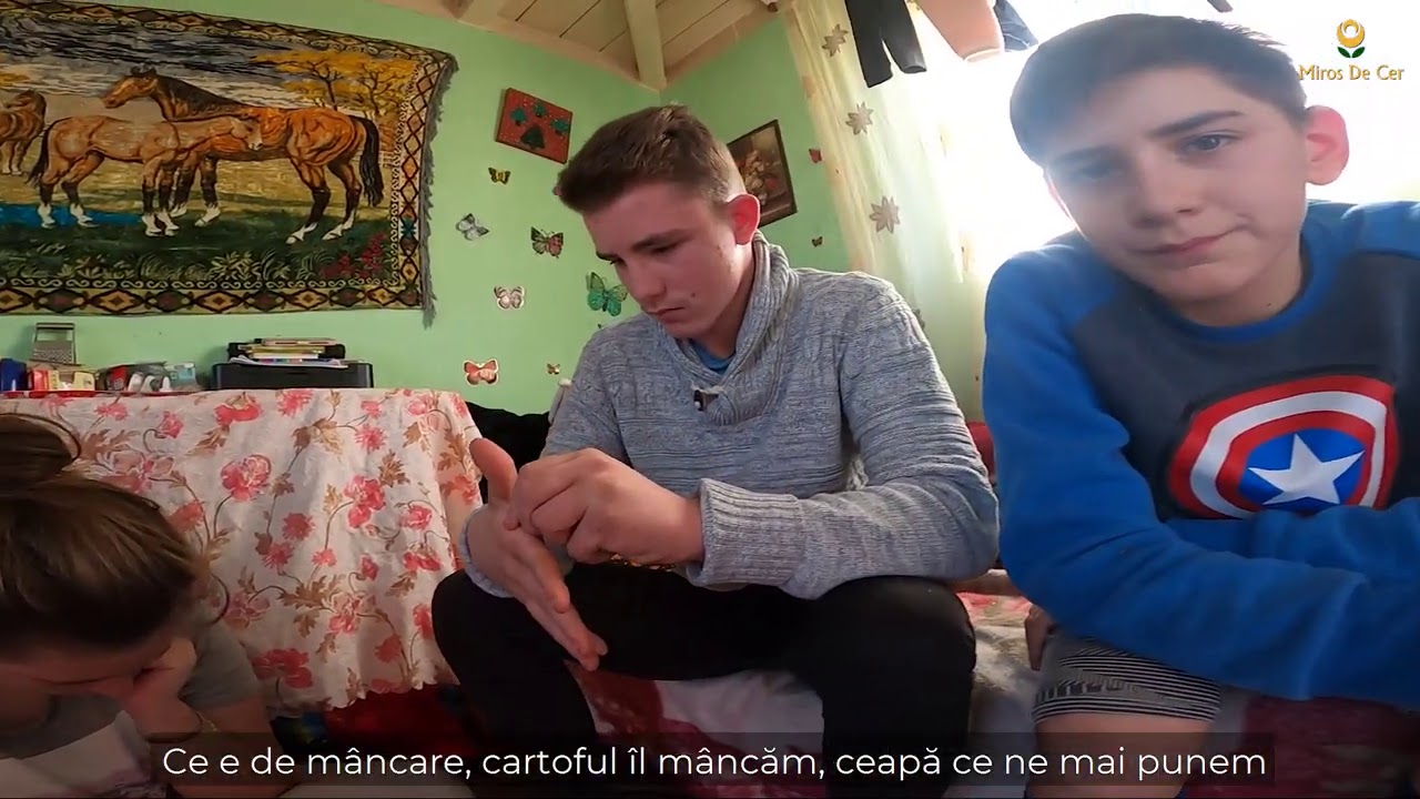 O mama singură, crescută la casa de copii traieste cu cei 6 copilași intr-o camera. - Miros De Cer